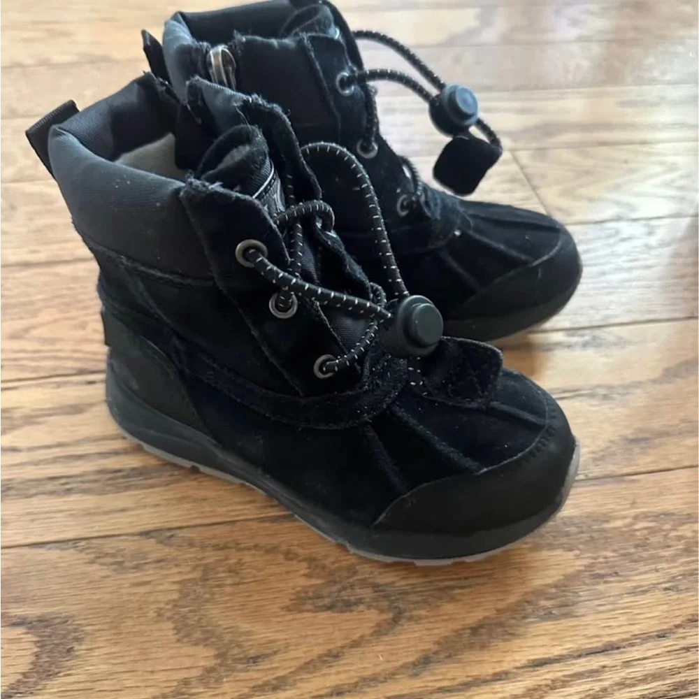 UGG Kids Black Cozy Shearling-Lined Ankle Boots